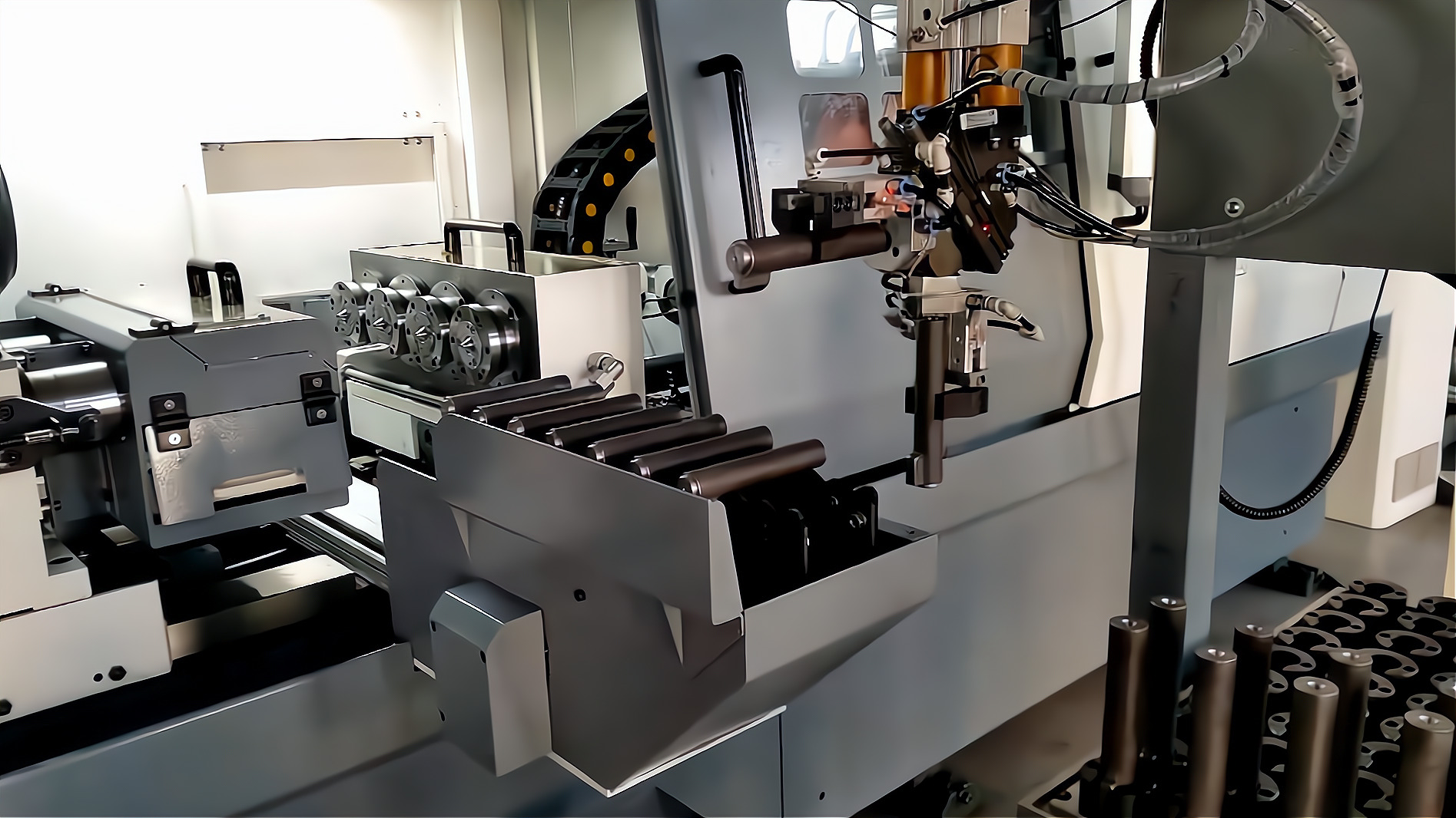 ZK2115×4B/500A 深孔鉆床配置桁架機械手，加工手槍槍管單機自動化